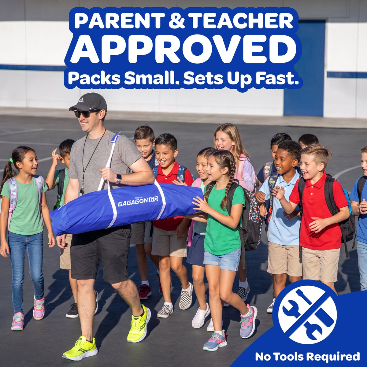 A man carrying a blue GAGSÓN 165-liter backpacking water bottle carrier with children walking alongside him outdoors. The image features promotional text overlays at the top and bottom.