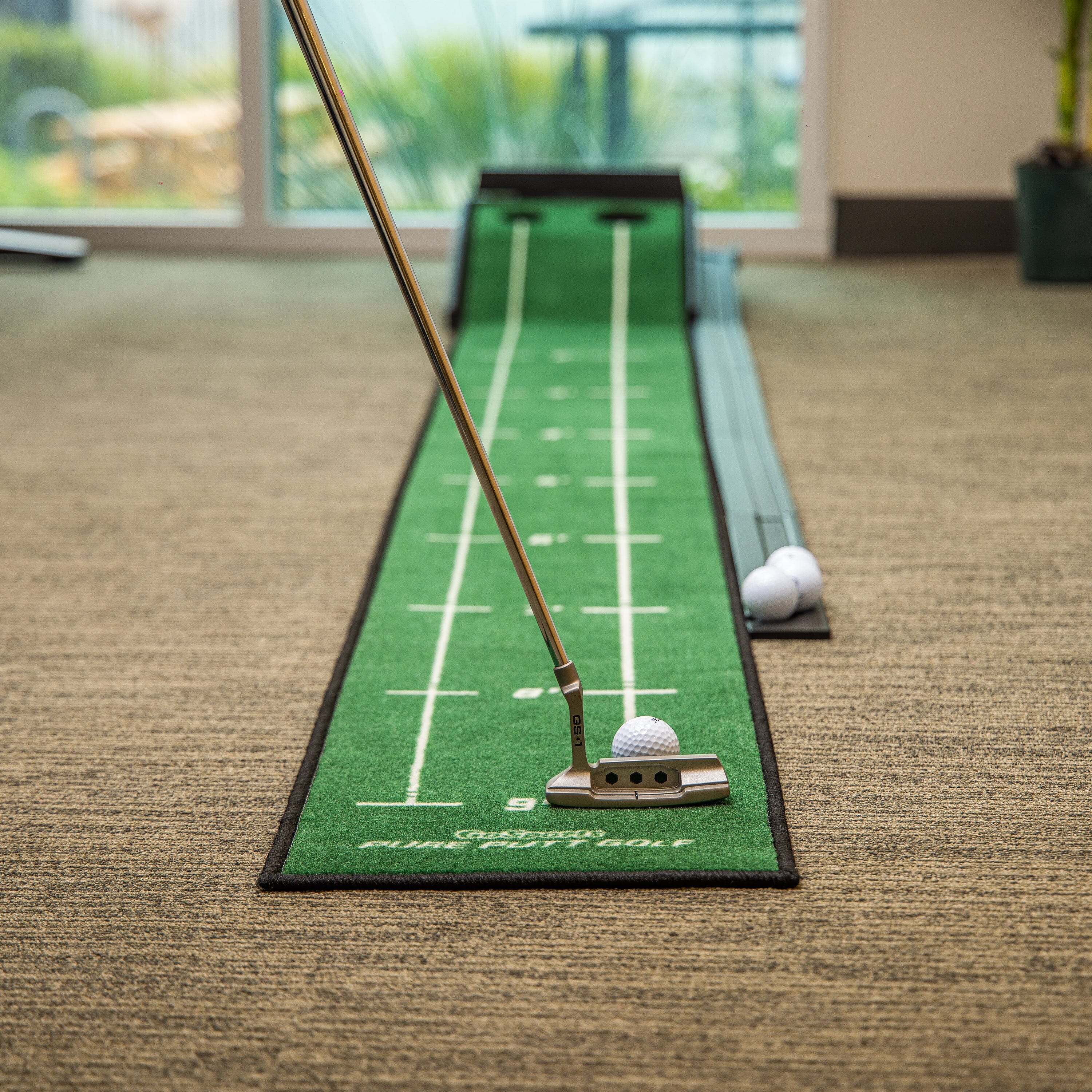 a miniature golf putting put putter